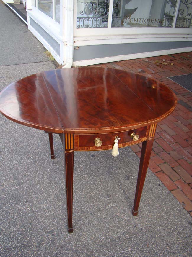 A magnificent late 18th or early 19th century mahogany HEPPLEWHITE Pembroke Table — image 5